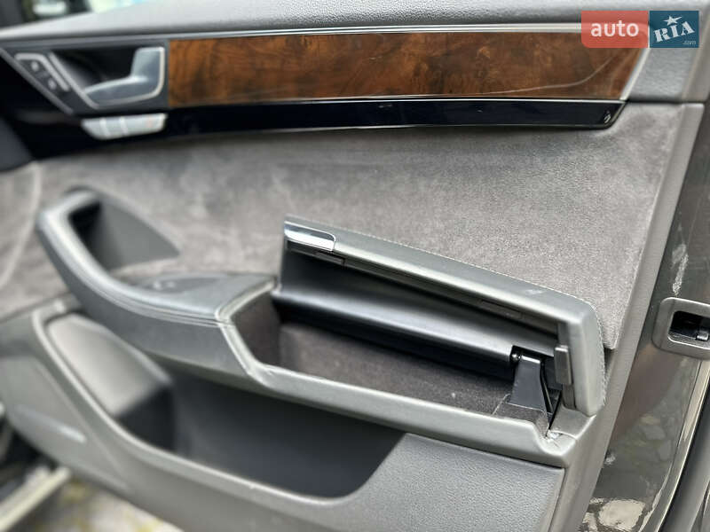 Седан Audi A8 2015 в Львові
