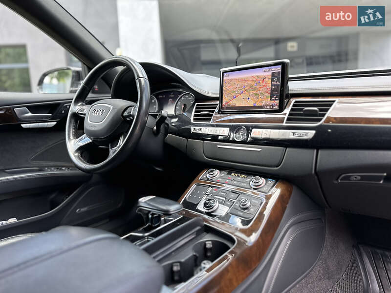 Седан Audi A8 2015 в Львові