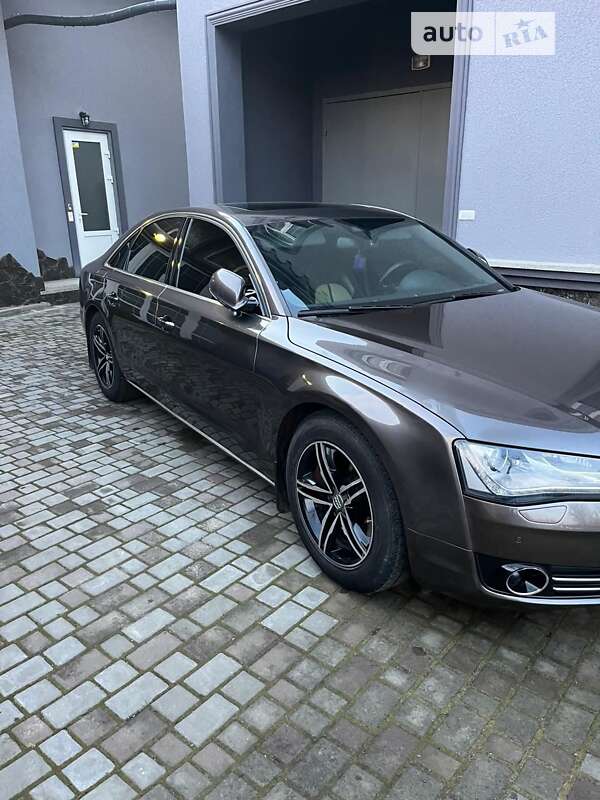 Седан Audi A8 2012 в Чернівцях