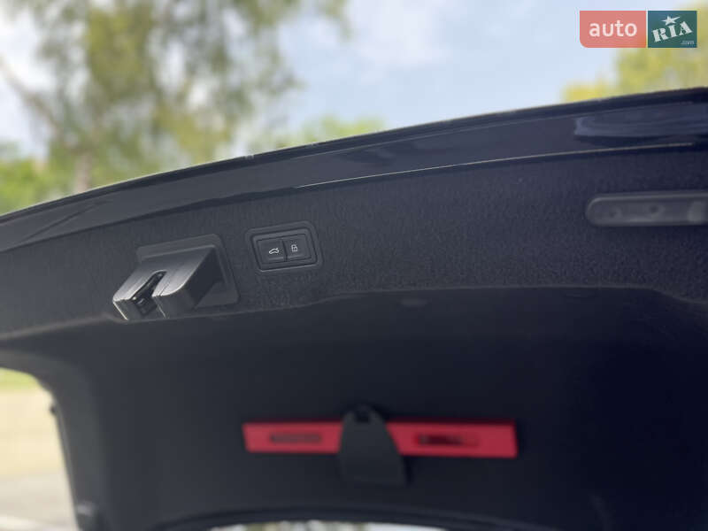 Седан Audi A8 2020 в Львові