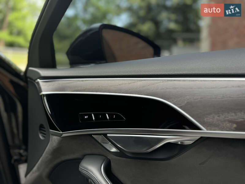 Седан Audi A8 2020 в Львові