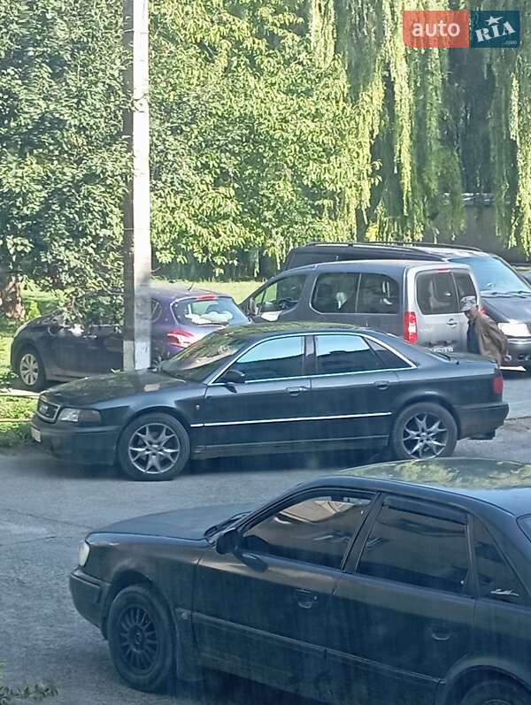 Седан Audi A8 1996 в Бурштыне