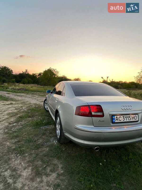 Седан Audi A8 2004 в Нововолынске