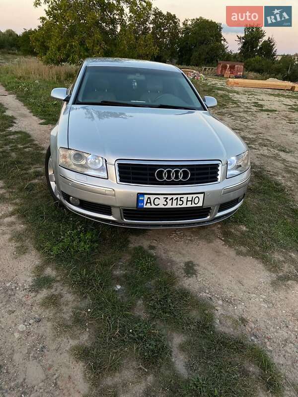 Седан Audi A8 2004 в Нововолынске