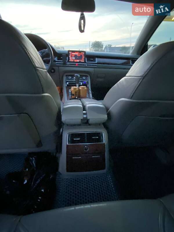 Седан Audi A8 2004 в Нововолынске