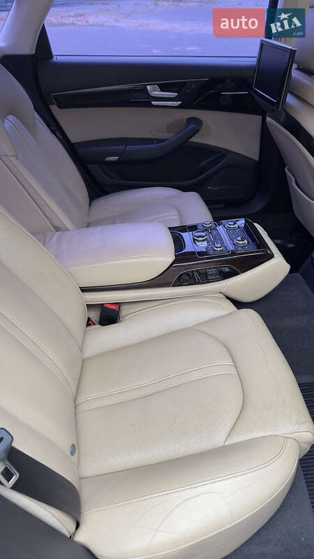 Седан Audi A8 2012 в Полтаві