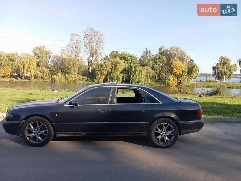 Седан Audi A8 1996 в Бурштыне