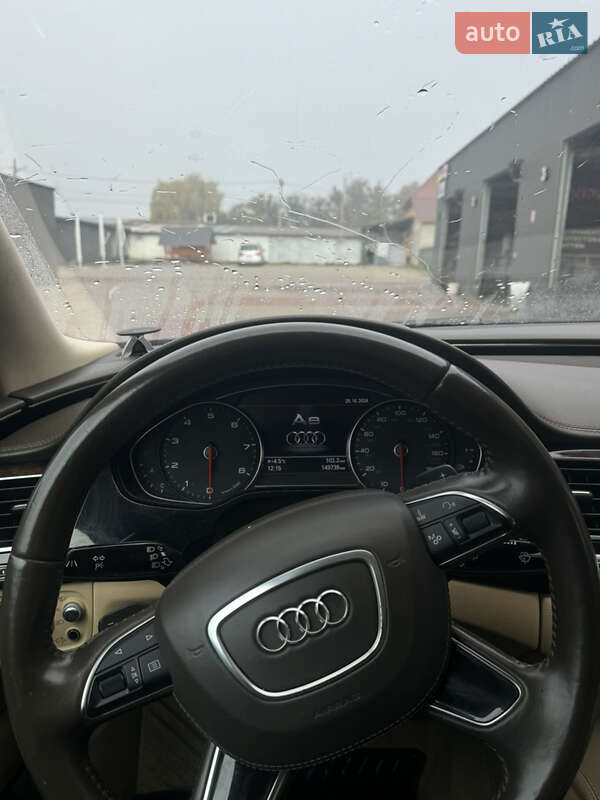 Седан Audi A8 2014 в Львове