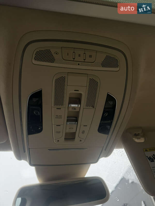 Седан Audi A8 2014 в Львове