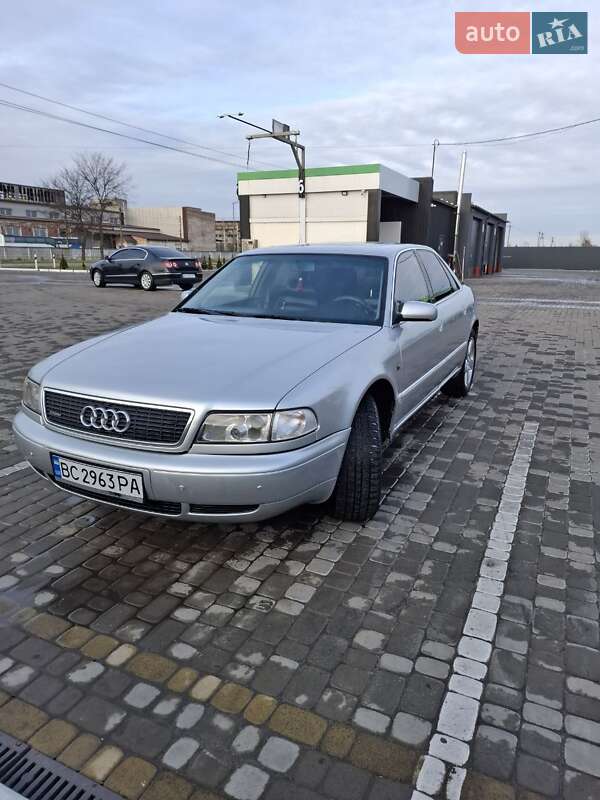 Седан Audi A8 1995 в Жовкве