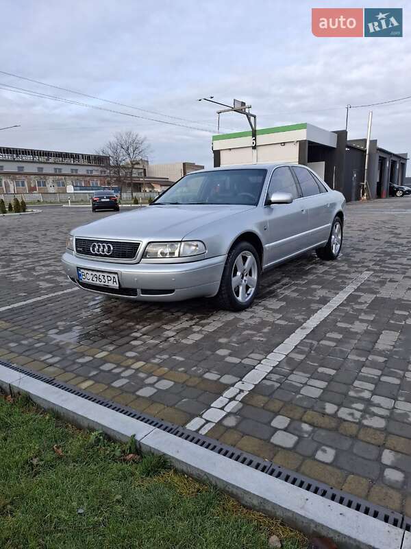 Седан Audi A8 1995 в Жовкве