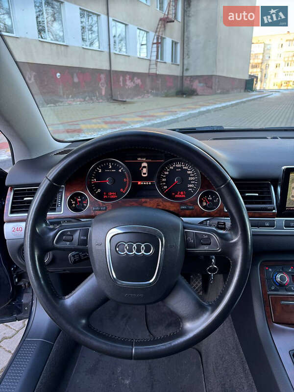 Седан Audi A8 2009 в Звягеле