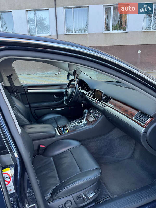 Седан Audi A8 2009 в Звягеле