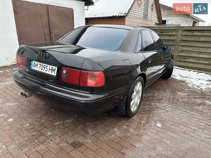 Седан Audi A8 1996 в Звягелі