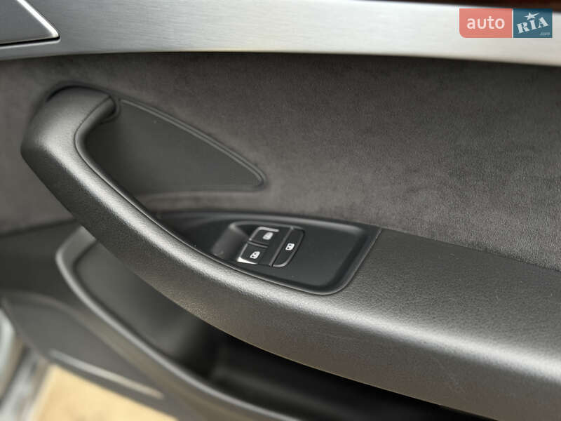 Седан Audi A8 2012 в Полтаві