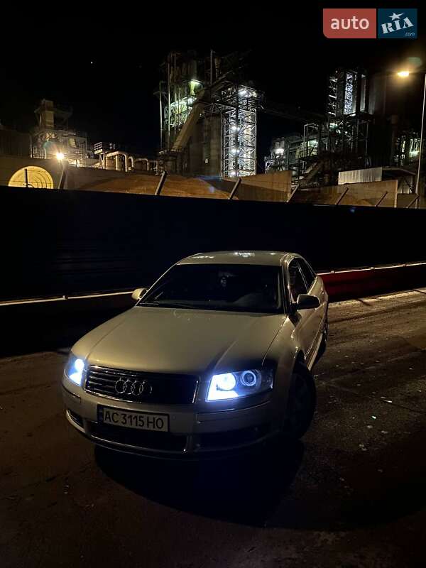 Седан Audi A8 2004 в Нововолынске
