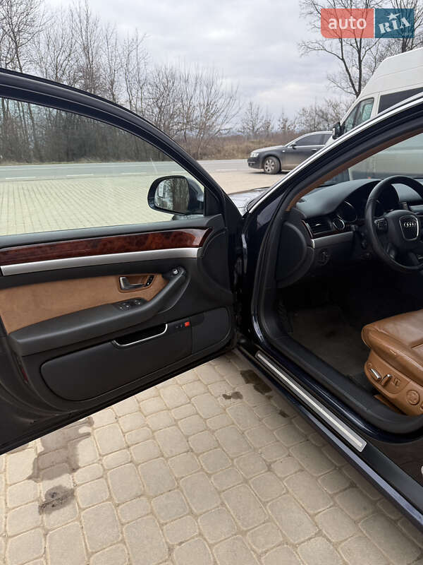 Седан Audi A8 2008 в Снятині