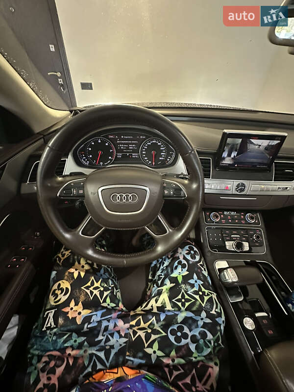 Седан Audi A8 2012 в Днепре