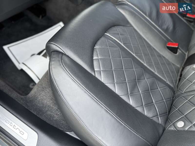 Седан Audi A8 2015 в Дрогобыче