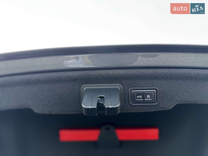Седан Audi A8 2015 в Дрогобыче