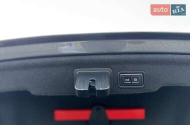 Седан Audi A8 2015 в 