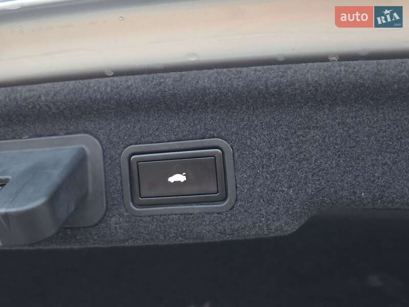 Седан Audi A8 2012 в Тернополе