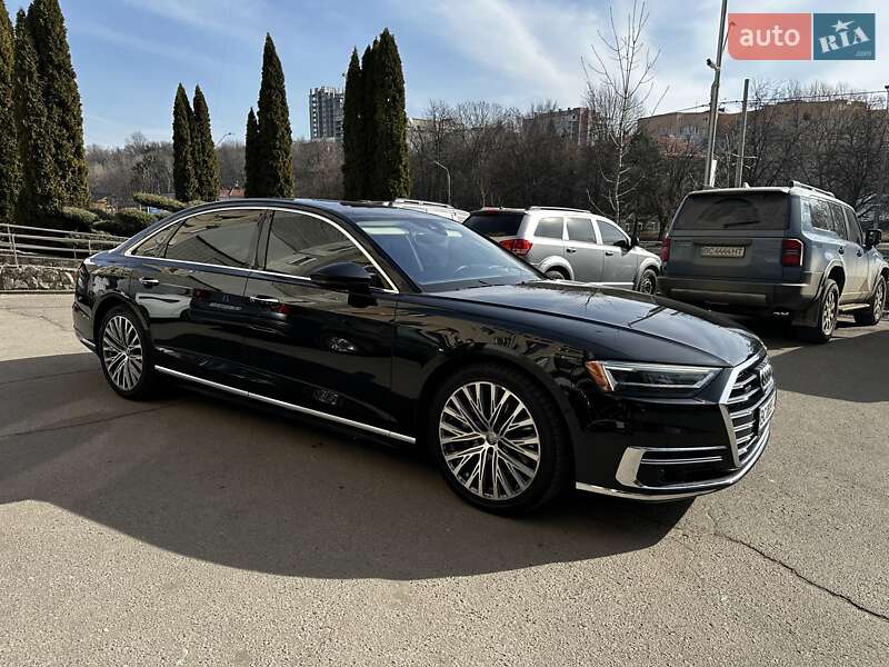 2019 Audi A8, VIN WAU8DAF80KN019144:plate — photo 1 (autoria)