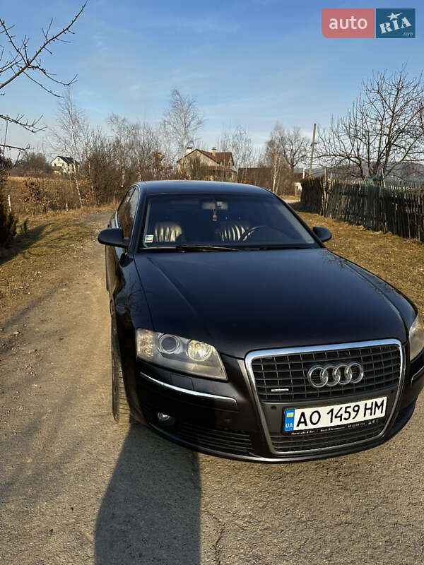 Седан Audi A8 2005 в Хусте