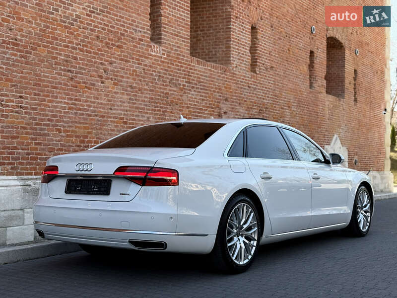 Седан Audi A8 2015 в Львове
