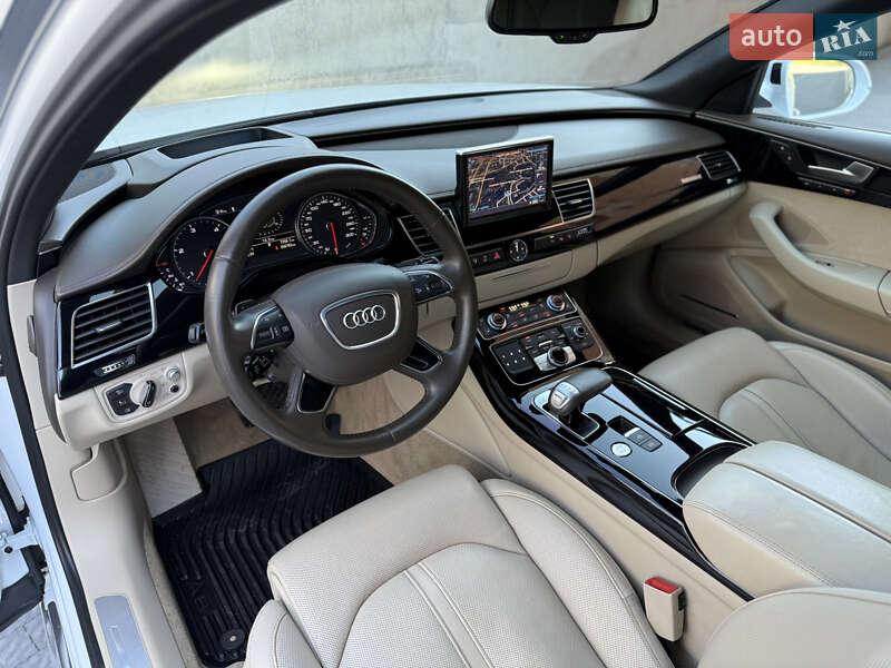 Седан Audi A8 2015 в Львове