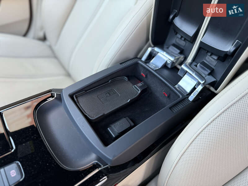 Седан Audi A8 2015 в Львове