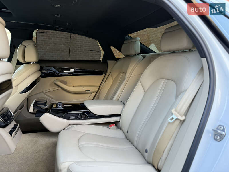 Седан Audi A8 2015 в Львове