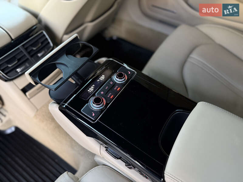 Седан Audi A8 2015 в Львове