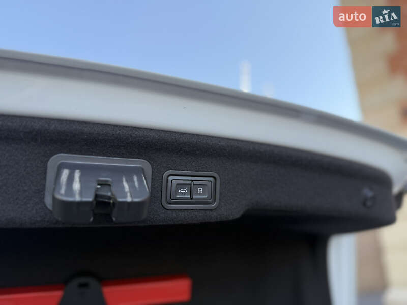 Седан Audi A8 2015 в Львове
