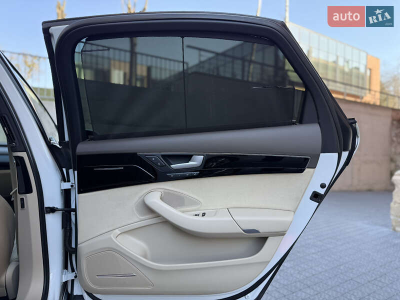 Седан Audi A8 2015 в Львове