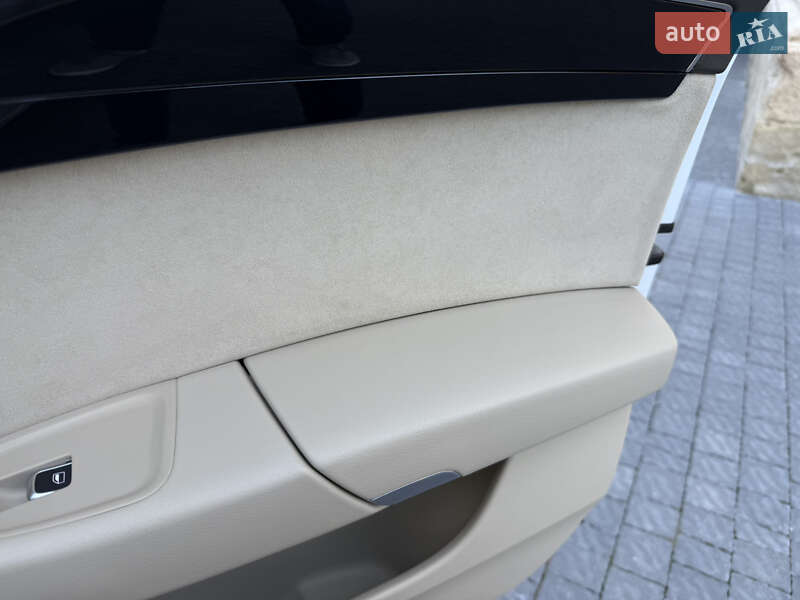 Седан Audi A8 2015 в Львове