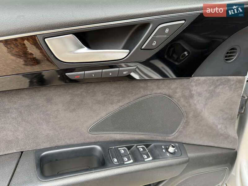 Седан Audi A8 2012 в Днепре