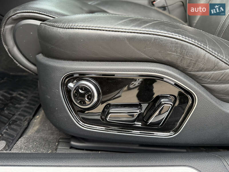 Седан Audi A8 2012 в Днепре