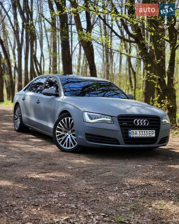 Седан Audi A8 2012 в Знаменке