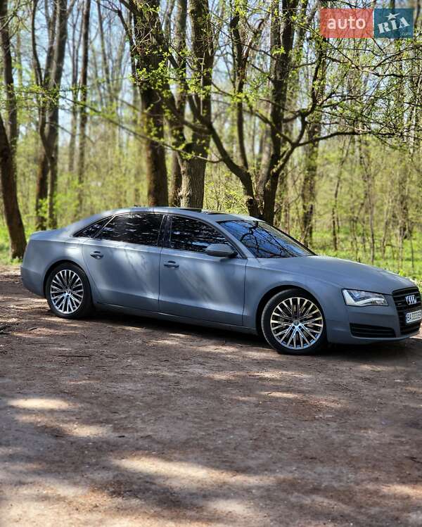 Седан Audi A8 2012 в Знаменке