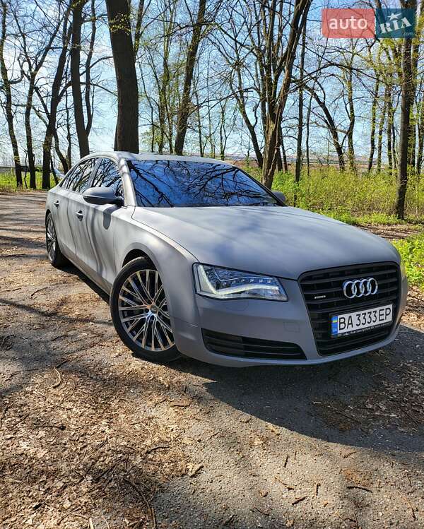 Седан Audi A8 2012 в Знаменке