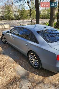 Седан Audi A8 2012 в Знаменке