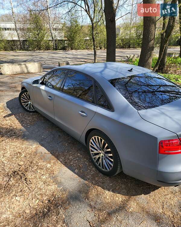 Седан Audi A8 2012 в Знаменке