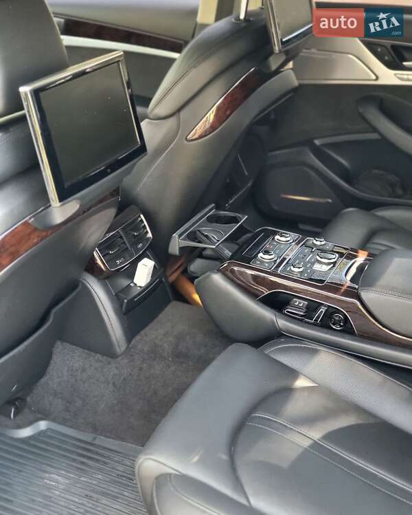 Седан Audi A8 2012 в Знаменке