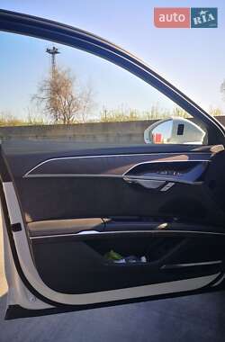 Седан Audi A8 2021 в 