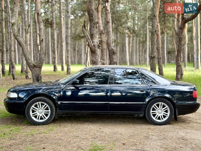 Седан Audi A8 1995 в Николаеве