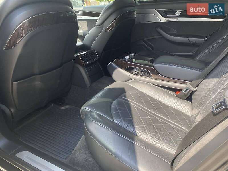 Седан Audi A8 2012 в Днепре