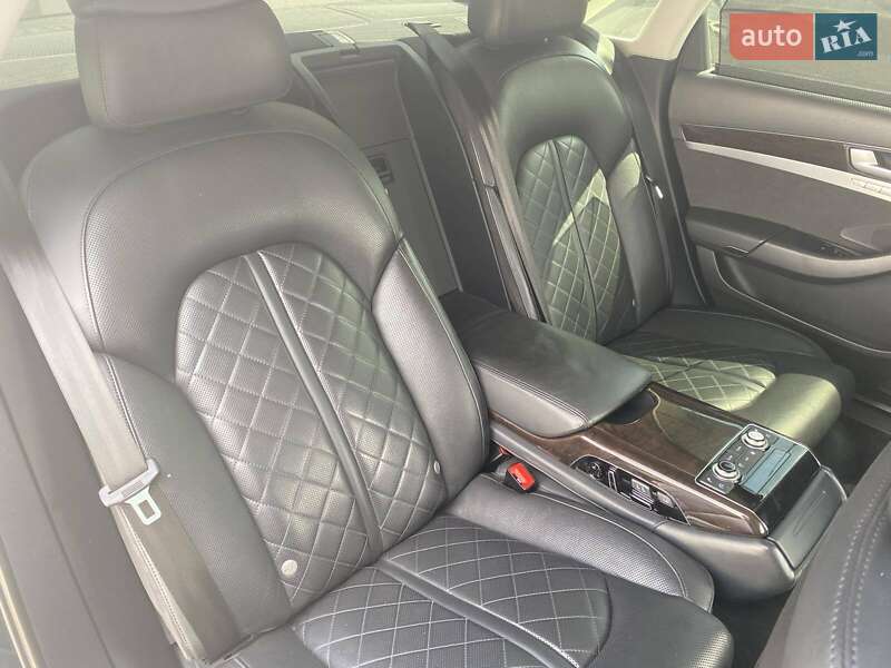 Седан Audi A8 2012 в Днепре