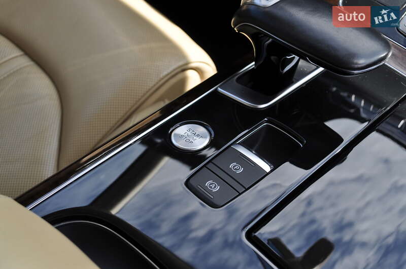 Седан Audi A8 2012 в Киеве