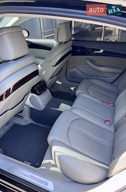 Седан Audi A8 2017 в 